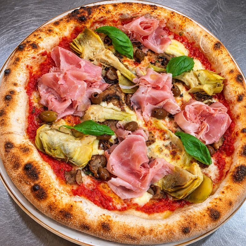 La Capricciosa Share con prosciutto cotto, carciofi alla romana, funghi e olive taggiasche