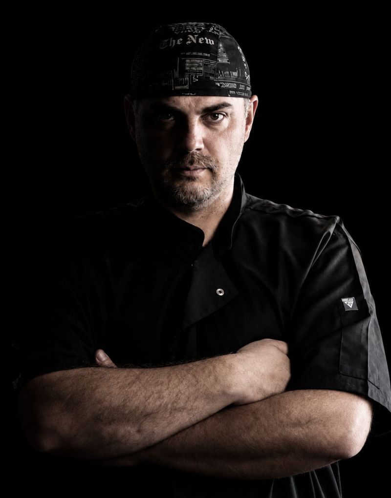 Fabrizio, il pizzaiolo di Share, a braccia conserte su fondo nero